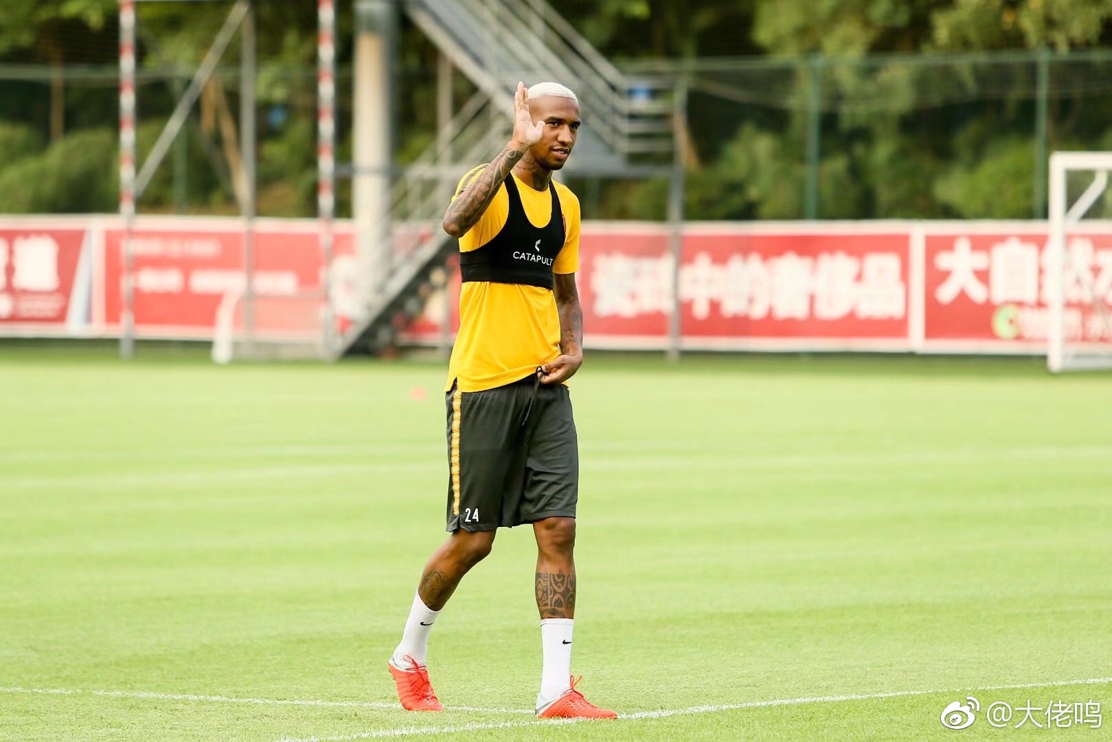 关于广州队训练开放日，冲刺阶段篮板制胜引欢呼，欧冠在即，轮换策略成焦点的信息米兰